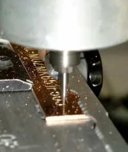 Graveermachine aan het werk