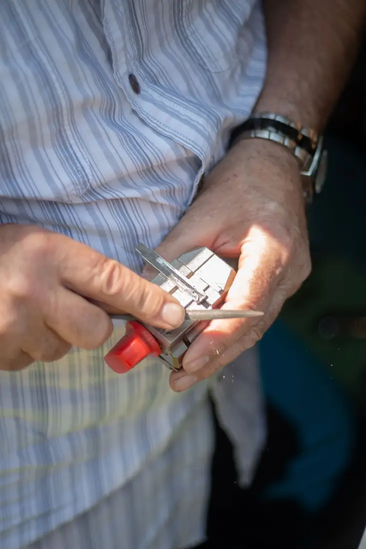 Sleutelmaker werkt een autosleutelblad bij