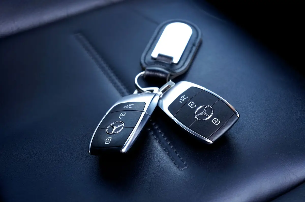 Twee autosleutels met afstandsbediening