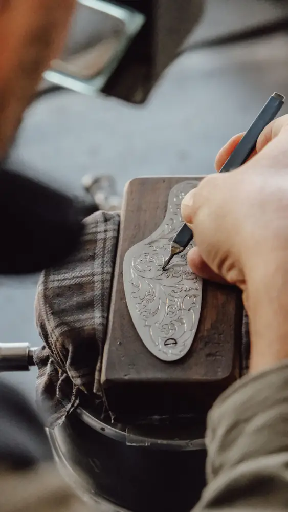 Graveerwerk op een metalen plaatje